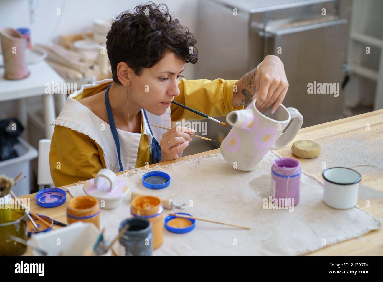 Junge Frau professionelle Töpferkünstler arbeiten im Studio. Lehrer für  Keramik Kunst Herstellung Ton Töpfer Stockfotografie - Alamy