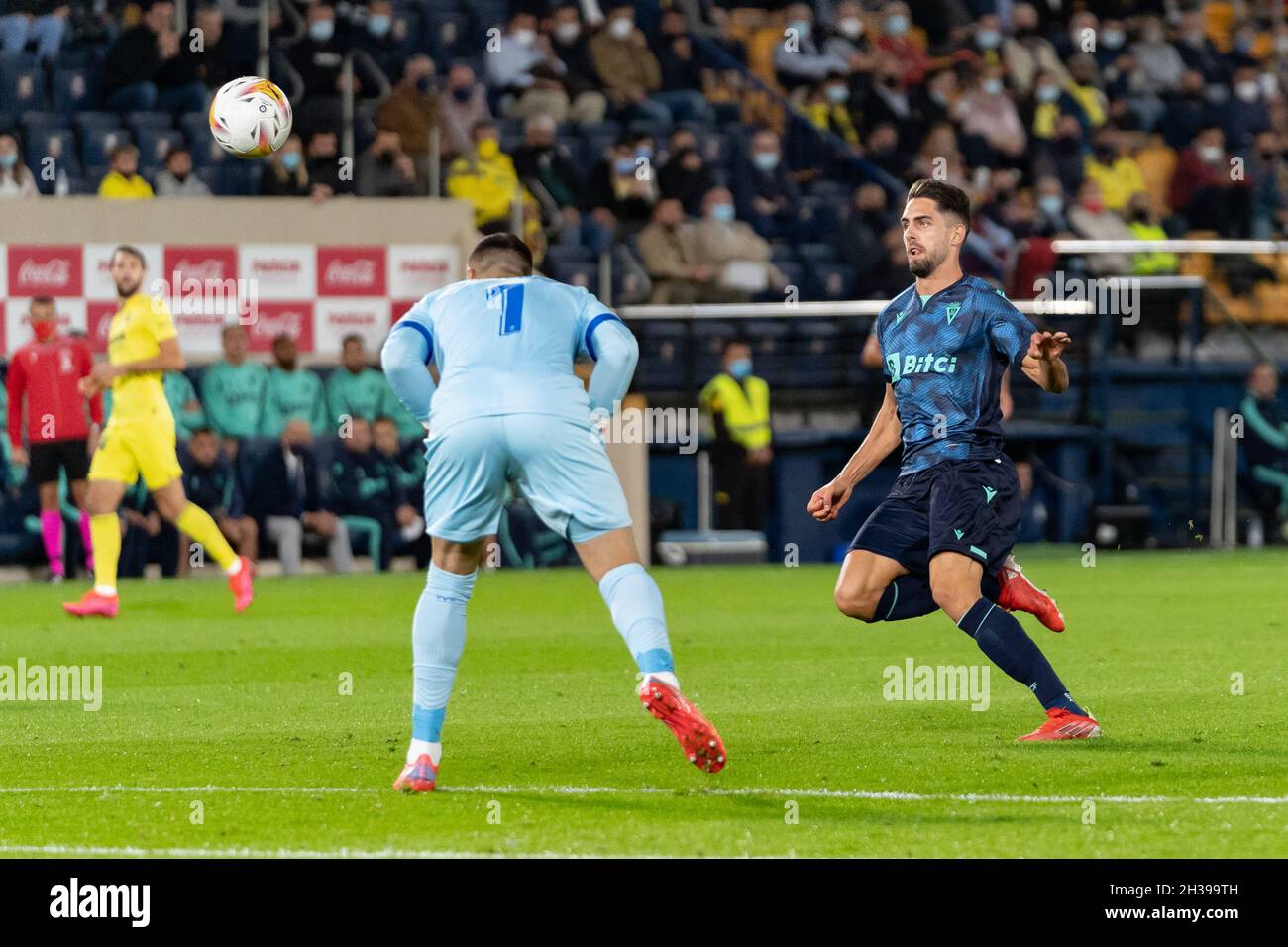 Villarreal, Spanien. Oktober 2021. Torwart Sergio Asenjo (Mitte) von Villarreal CF und Ruben Sobrino (rechts) von Cadiz CF in Aktion während der spanischen La Liga, Fußballspiel zwischen Villarreal CF und Cadiz CF im Estadio de la Ceramica.(Endstand; Villarreal CF 3:3 Cadiz CF) Credit: SOPA Images Limited/Alamy Live News Stockfoto