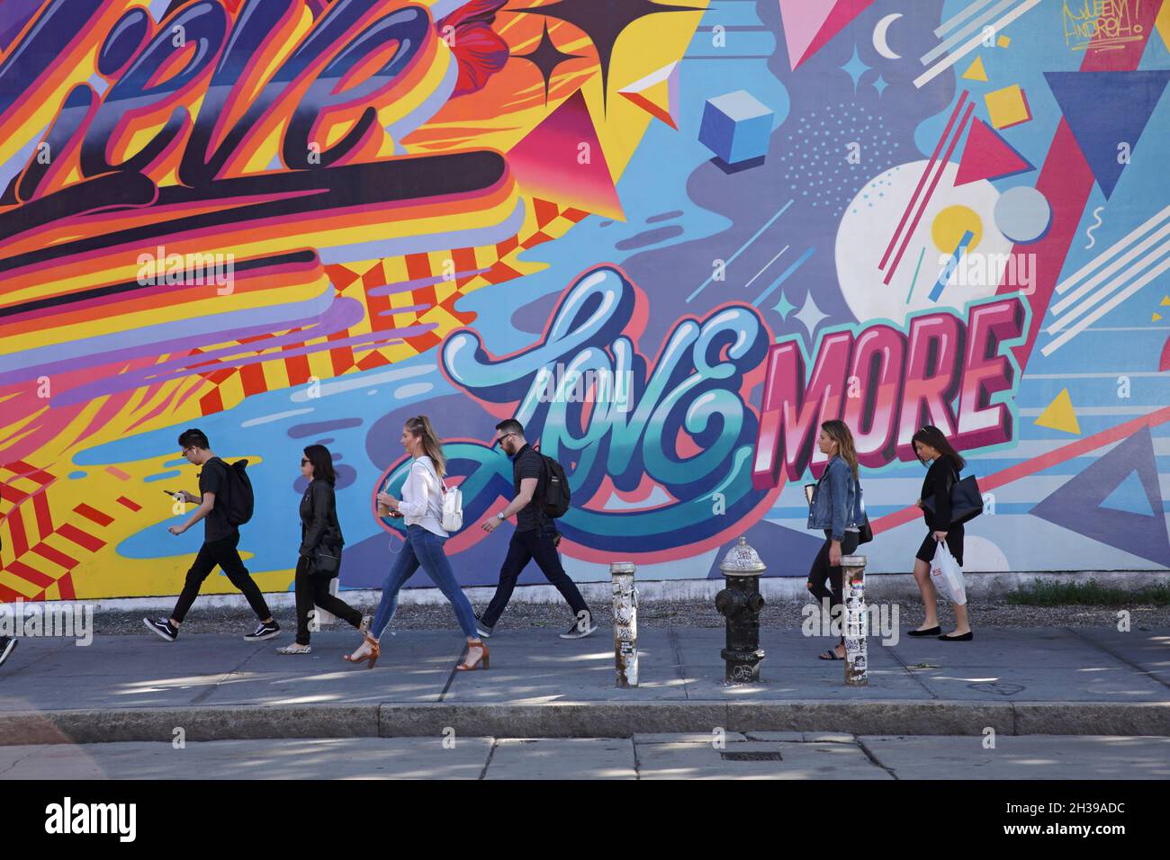 Teilansicht des von Königin Andrea malten Wandbildes Believe on the Bowery Mural Wall an der Kreuzung von Bowery und Houston Street, New York Stockfoto