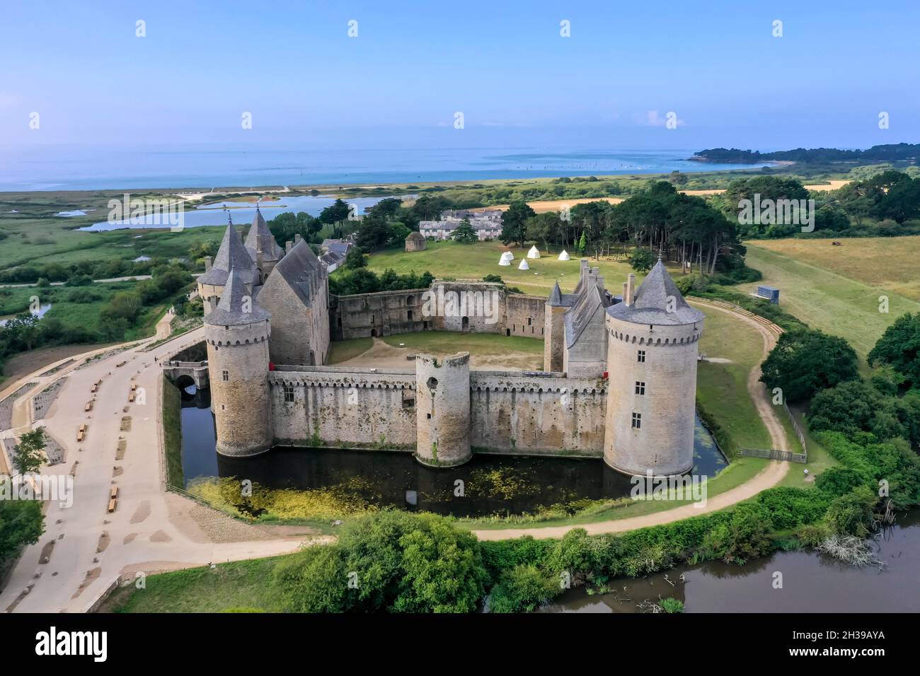 Luftaufnahme, Drohnenaufnahme der mittelalterlichen Burg, Festung Domaine de Suscinio mit Blick auf die Küste, Campagne-Atlantique, Sarzeau, Departement Stockfoto