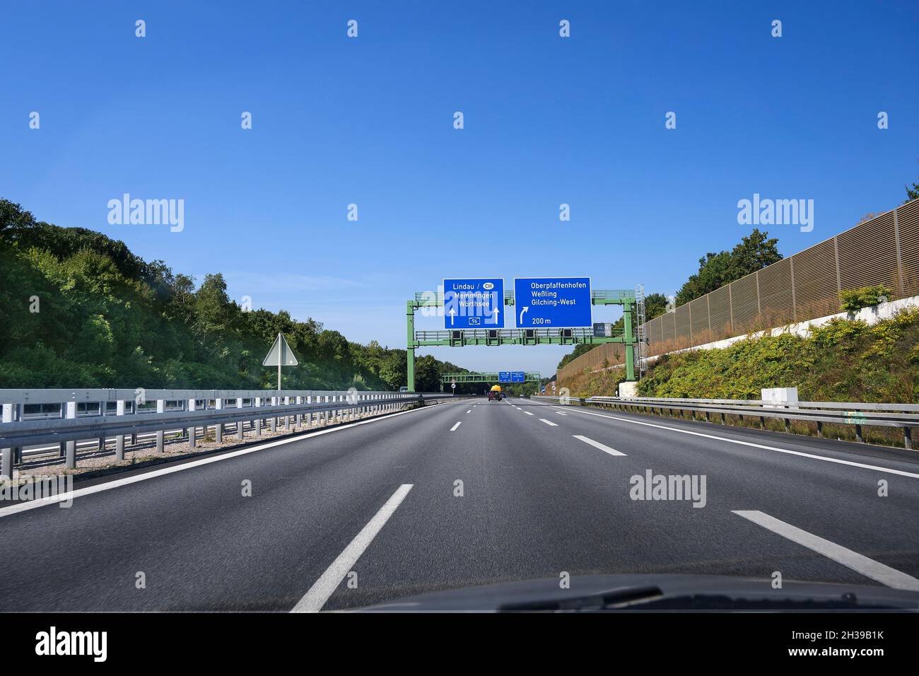 Lindau Autobahn mit Schildern und Lärmschutzwall, Oberbayern, Bayern, Deutschland Stockfoto