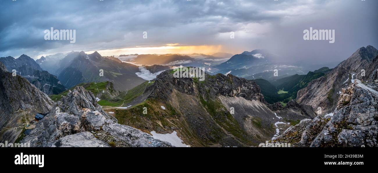 Blick vom Gipfel der westlichen Törlspitze, Sonnenuntergang, Berge und Gipfel mit dramatischen Wolken, Wettersteingebirge, Bayern, Deutschland Stockfoto