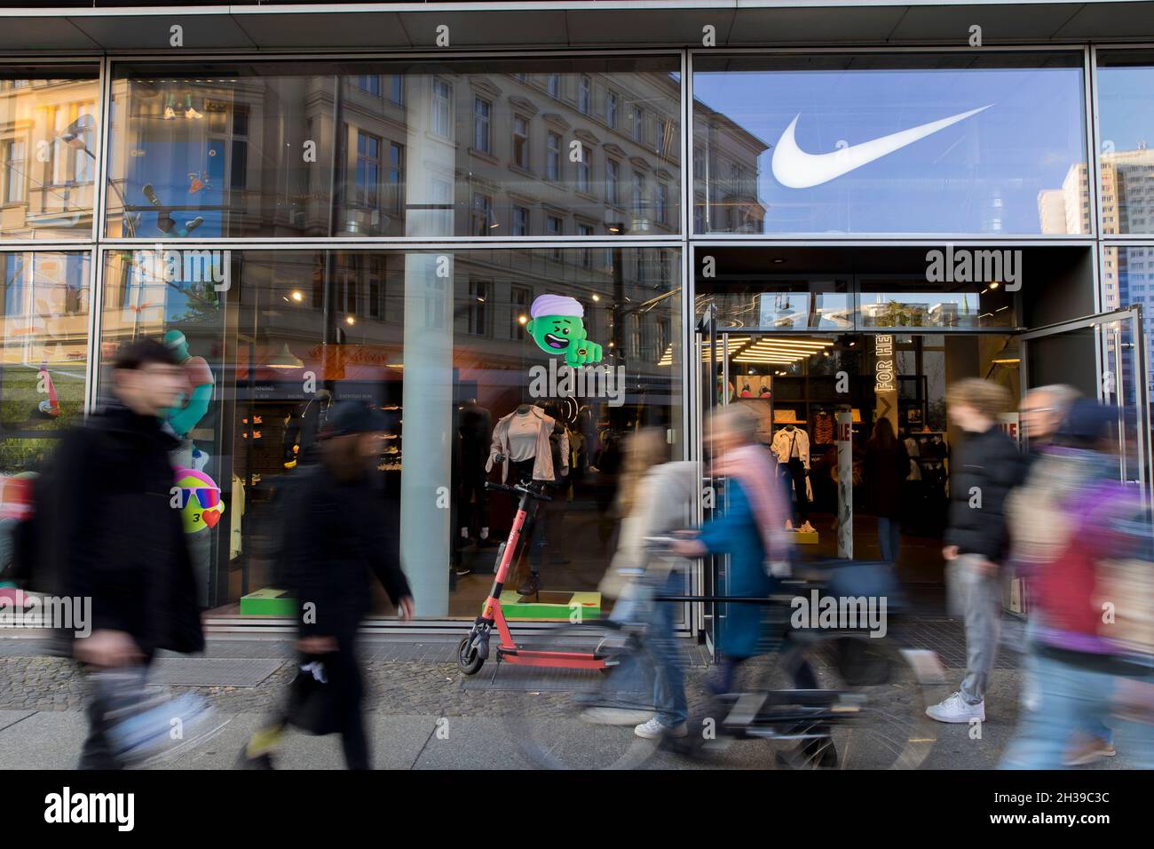 Berlin, Deutschland. Oktober 2021. Passanten kommen an einem Nike Store am Hackeschen Markt vorbei. Seit Januar 2021 gelten wieder die regulären Mehrwertsteuersätze, Waren und Dienstleistungen werden tendenziell wieder teuer. Quelle: Carsten Koall/dpa/Alamy Live News Stockfoto