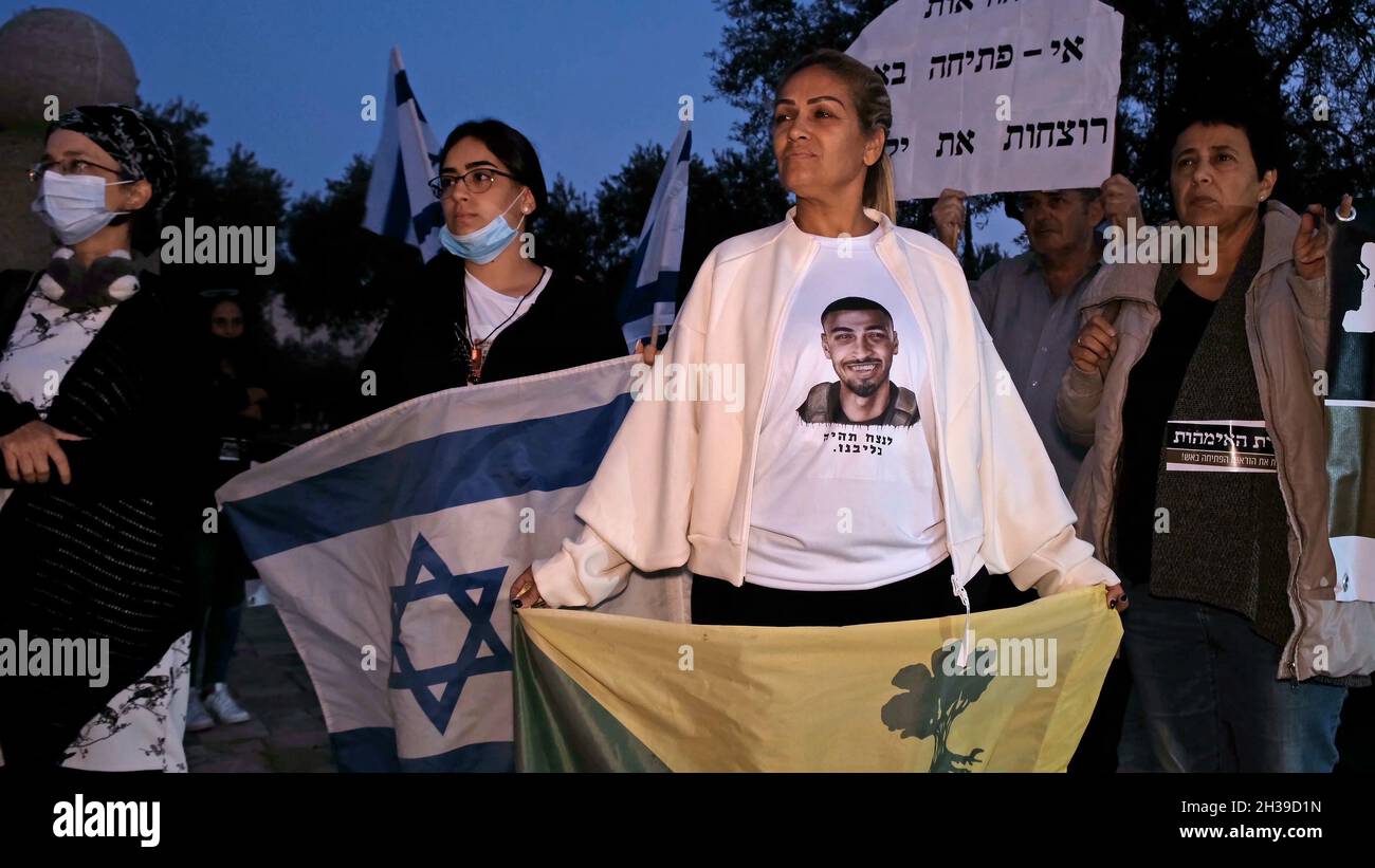 Mütter israelischer Soldaten nehmen an einem protestmarsch Teil, der den Stabschef Kochavi dazu aufruft, am 26. Oktober 2021 in Jerusalem, Israel, die Feuerschutzbestimmungen des Militärs zu ändern. Die Demonstration wurde von einer Gruppe namens „Marsch der Mütter“ organisiert, die Aussagen von Soldaten über Verlobungsregeln folgte, die Soldaten daran hindern, Randalierer aus dem Gazastreifen zu erschießen, die normalerweise die Grenzbarriere stürmen. Die Gruppe fordert, dass der Stabschef der IDF die Protokolle ändert, damit Soldaten das Feuer auf palästinensische Randalierer eröffnen können, ohne auf eine Genehmigung zu warten. Stockfoto