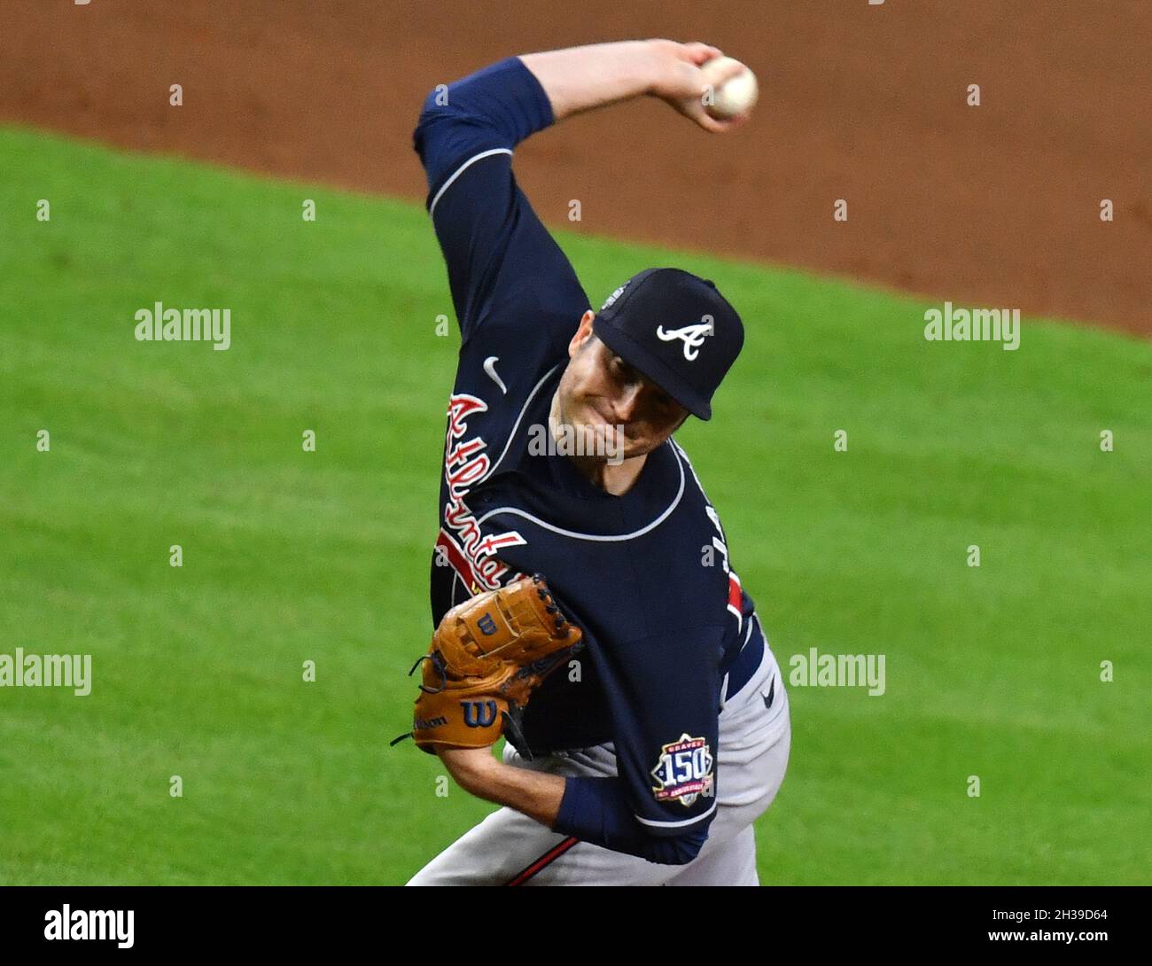 Houston, Usa. Oktober 2021. Atlanta Braves Relief Pitcher Luke Jackson wirft im 7. Inning von Spiel eins gegen die Houston Astros in der MLB World Series im Minute Maid Park in Houston, Texas am Dienstag, 26. Oktober 2021. Foto von Maria Lysaker/UPI Kredit: UPI/Alamy Live News Stockfoto