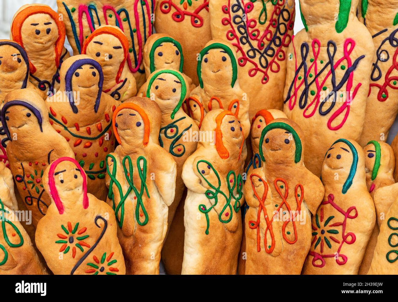 Die Guaguas de Pan oder Brotkinder, die auf einem lokalen Markt in Otavalo, Ecuador, gefunden wurden. Es ist Tradition, diese Brote zum Allerheiligen zu machen. Stockfoto