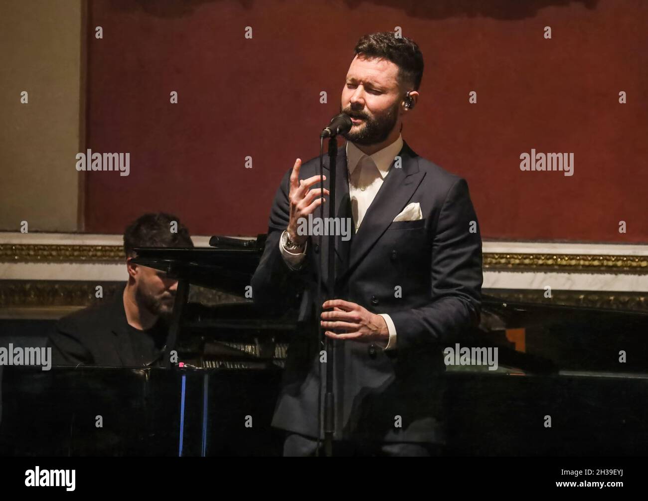 London, Großbritannien. Oktober 2021. Calum Scott wurde während der zweiten jährlichen SEED Charity Gala in der Goldsmith's Hall in London auf der Bühne gesehen. (Foto von Brett Cove/SOPA Images/Sipa USA) Quelle: SIPA USA/Alamy Live News Stockfoto