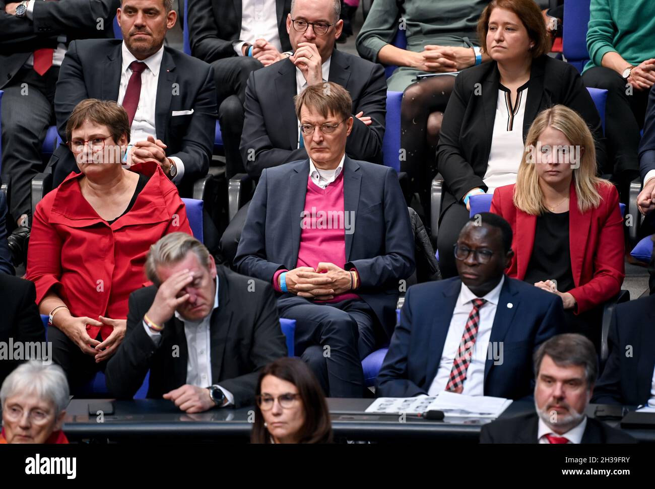 Berlin, Deutschland. Oktober 2021. Karl Lauterbach (m) nimmt an der konstituierenden Sitzung des neuen Bundestages Teil. Kredit: Britta Pedersen/dpa-Zentralbild/dpa/Alamy Live Nachrichten Stockfoto