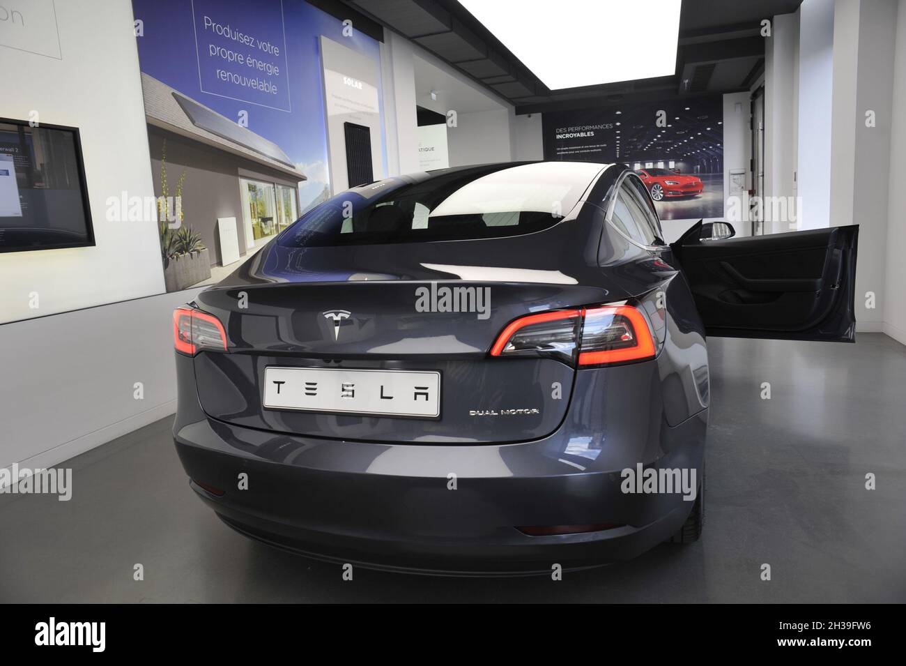 FRANKREICH. PARIS (75) 8. ARR. VORSTELLUNG DES MODELLS 3 (DOPPELMOTOR) IM TESLA-SHOWROOM. DIE MARKE ELON MUSK'S IST WEITERHIN DER UMSATZPLUS FÜR ELEKTROFAHRZEUGE IN E Stockfoto