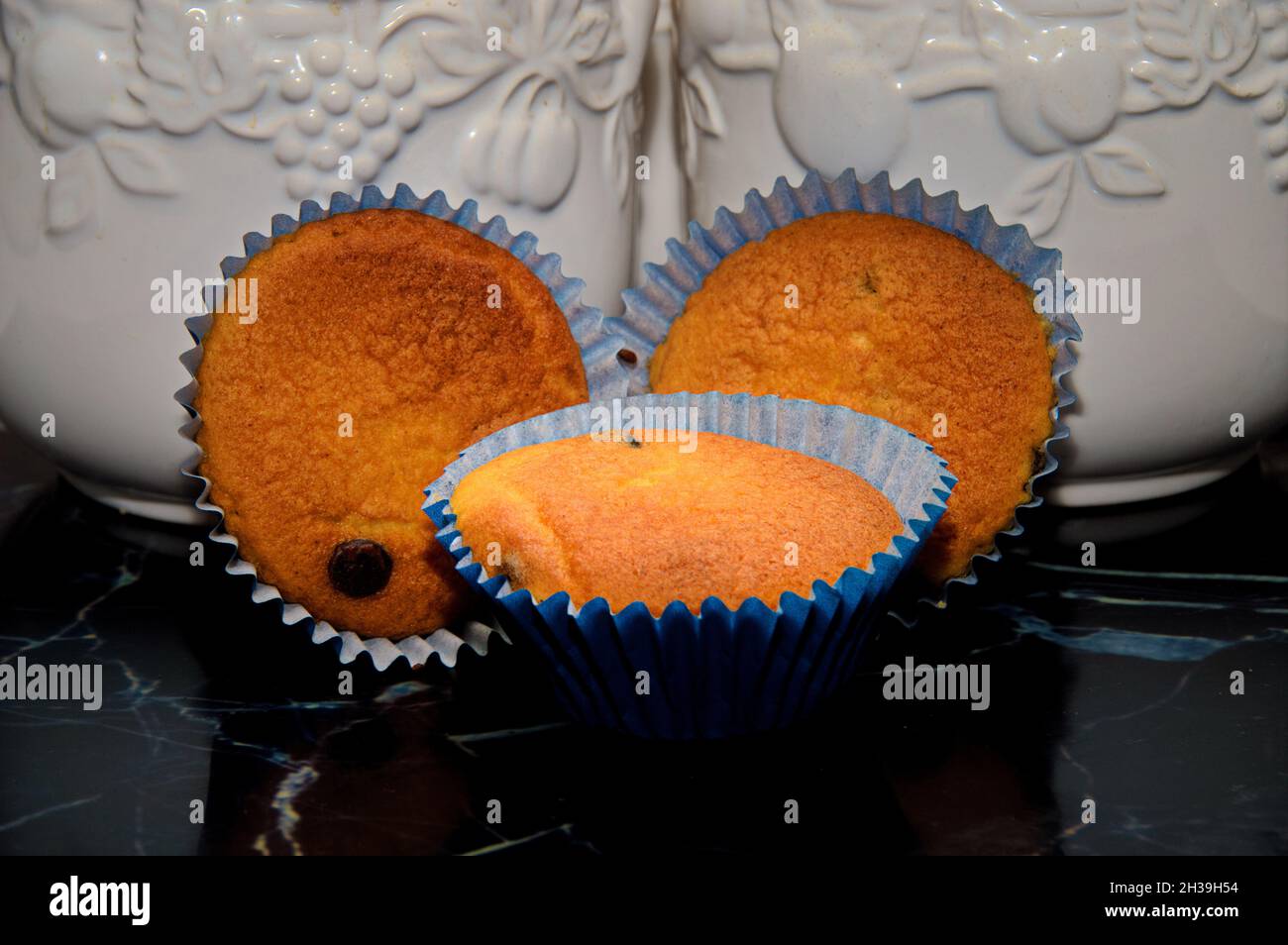 Drei hausgemachte Cup Cakes in einer Küche Stockfoto