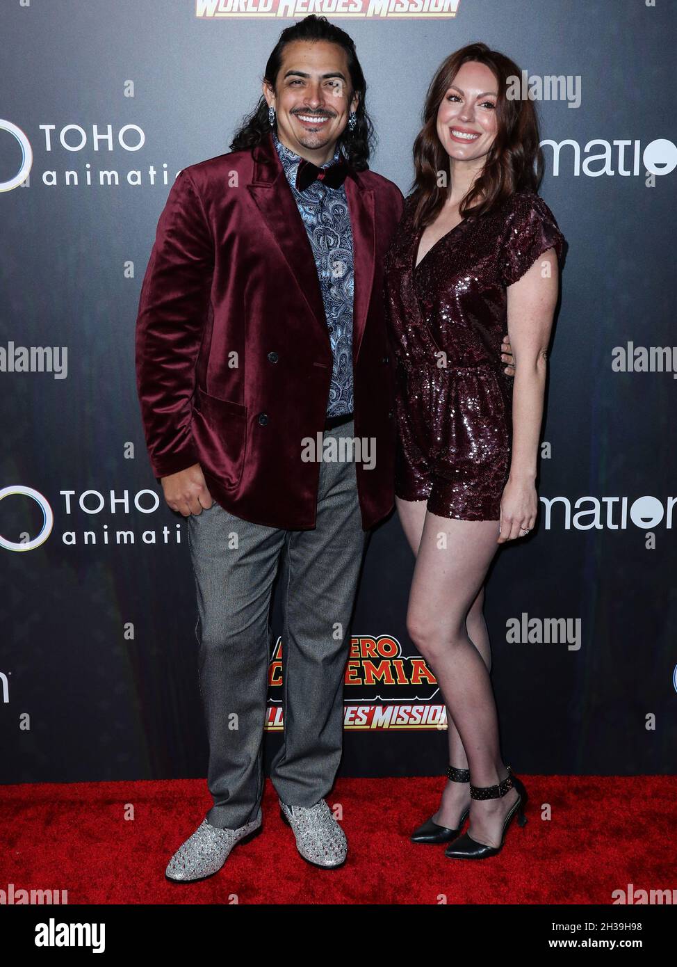 Los Angeles, Usa. Oktober 2021. LOS ANGELES, KALIFORNIEN, USA - 26. OKTOBER: Der Schauspieler Robbie Daymond und seine Frau Megan Lynn Strand kommen zur Los Angeles Premiere von Funimations „My Hero Academia: World Heroes“ Mission, die im Los Angeles stattfand Live Event Deck im obersten Stockwerk des West Lot am 26. Oktober 2021 in Los Angeles, Kalifornien, USA. (Foto von Xavier Collin/Image Press Agency) Quelle: Image Press Agency/Alamy Live News Stockfoto