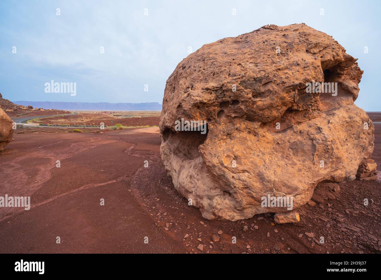 Klippenbewohner Steinhaus und ausgewogene Felsen, Attraktionen am Straßenrand in Marble Canyon, Arizona. Stockfoto