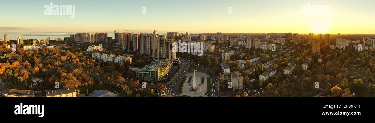Sonnenuntergang auf St. Genua in Odessa Ukraine. Landschaftsbild der Herbststadt, Drohnenaufnahmen. Stockfoto