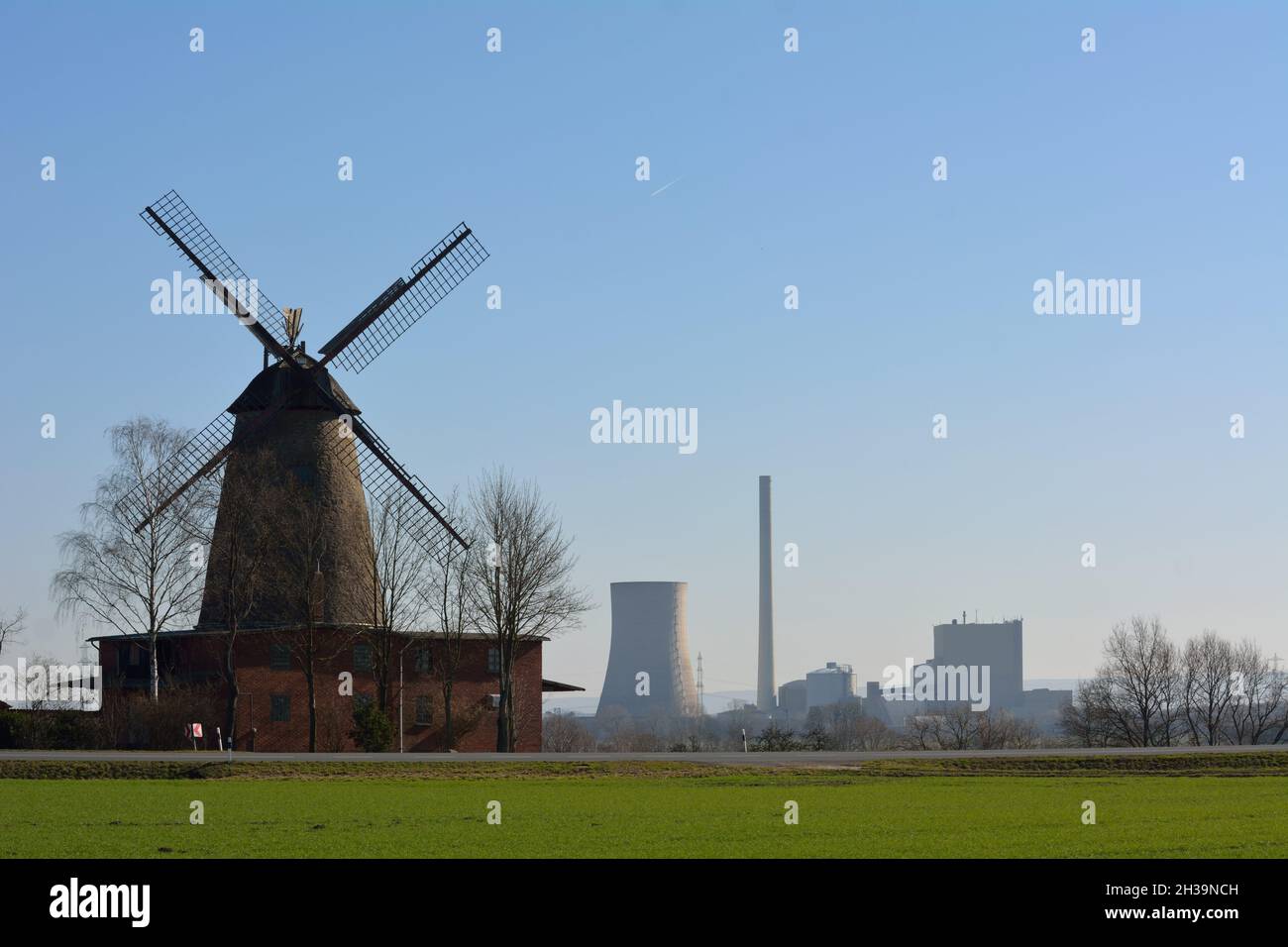 Windmühle und Kraftwerk. Stockfoto