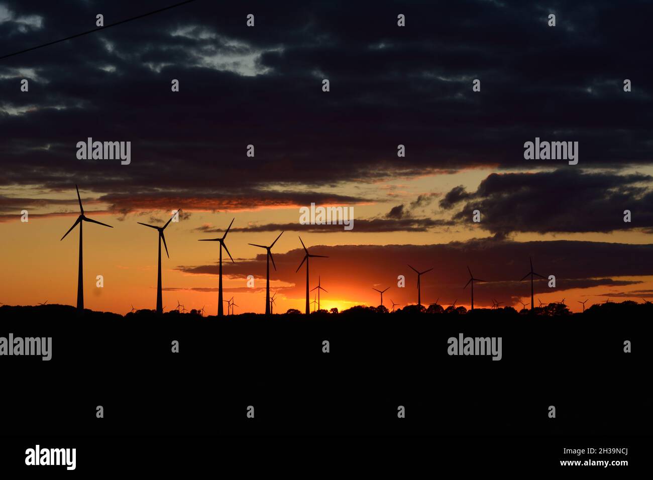 Windturbinen bei Sonnenuntergang. Stockfoto