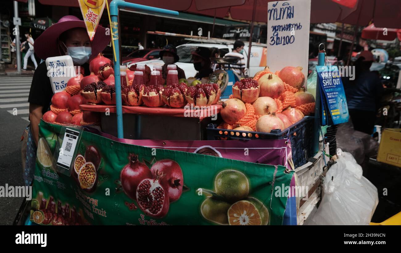 Lady Wearing Mask Push Cart Tropical Fruit Seller Chinatown Sampheng Lane Bangkok Thailand Stockfoto