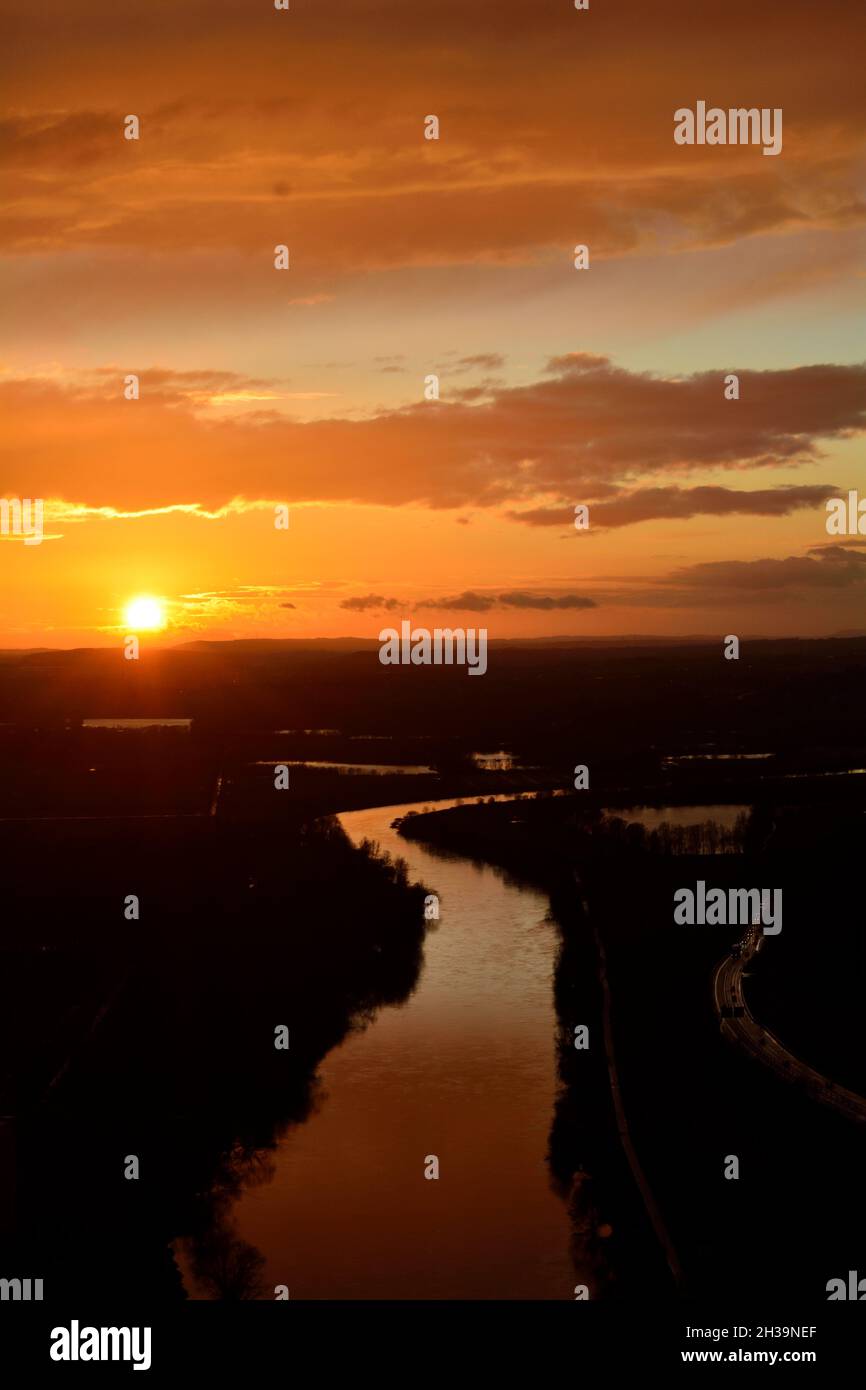 Fluss bei Sonnenuntergang. Stockfoto