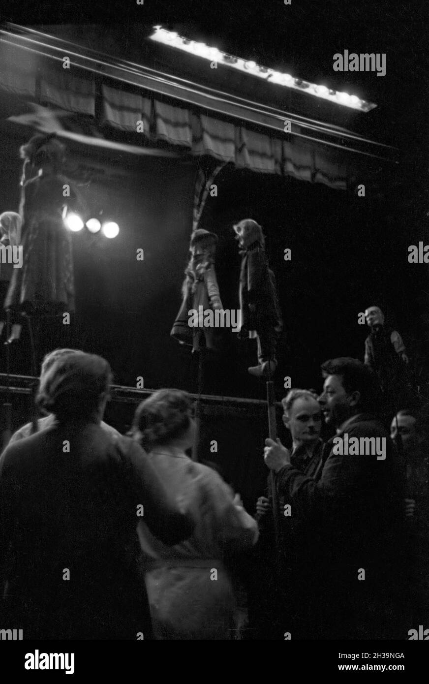 Puppenspieler hinter der Bühne im Hänneschen Theater Sterben in Köln, Deutschland, 1930er Jahre. Die puppenspieler hinter der Bühne des Haenneschen Theater in Köln, Deutschland 1930. Stockfoto