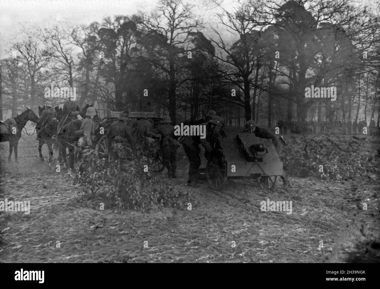 Soldaten des Infanterieregiments 9 üben in einem Truppenübungsplatz mit 7,5 cm Infanteriegeschütz 18 leichten, Deutschland 1930er Jahre. Infanterie Soldaten auf einem truppenübungsplatz Trainieren mit einem infanterieunterstützung Gewehr, Deutschland 1930. Stockfoto