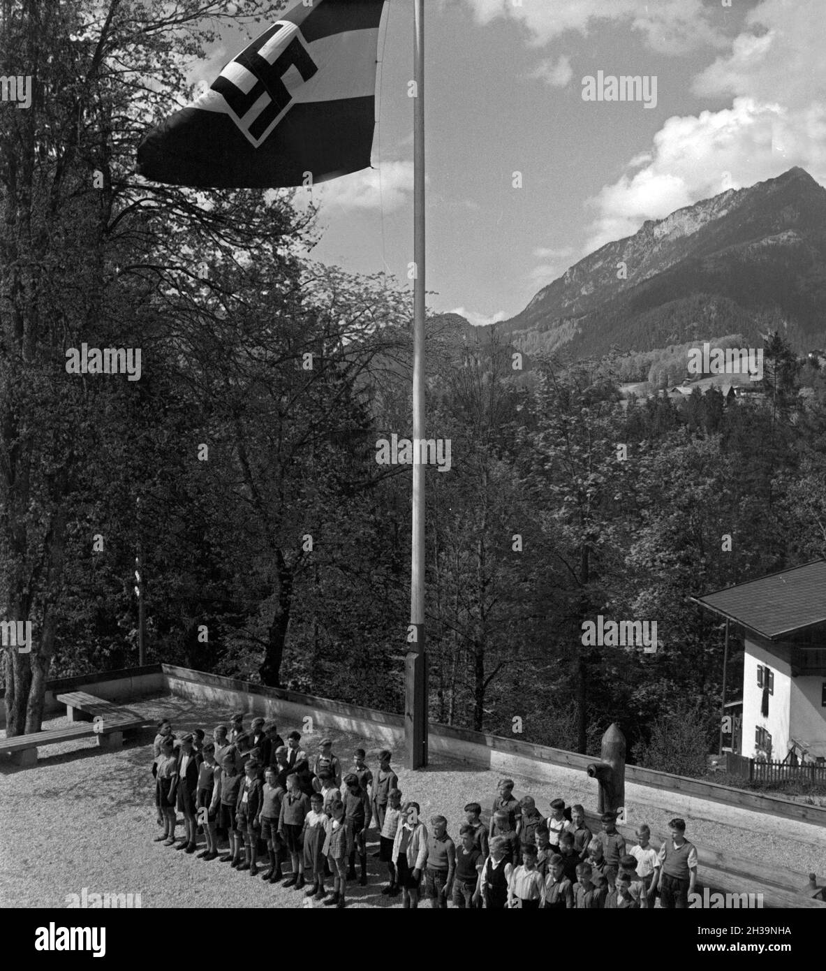Jungen beim gemeinsamen Morgenappell in der Adolf-Hitler-Jugendherberge in Berchtesgaden, Deutschland 1930er Jahre. Der Jungen an der Muster im Adolf Hitler Youth Hostel in Berchtesgaden, Deutschland 1930. Stockfoto