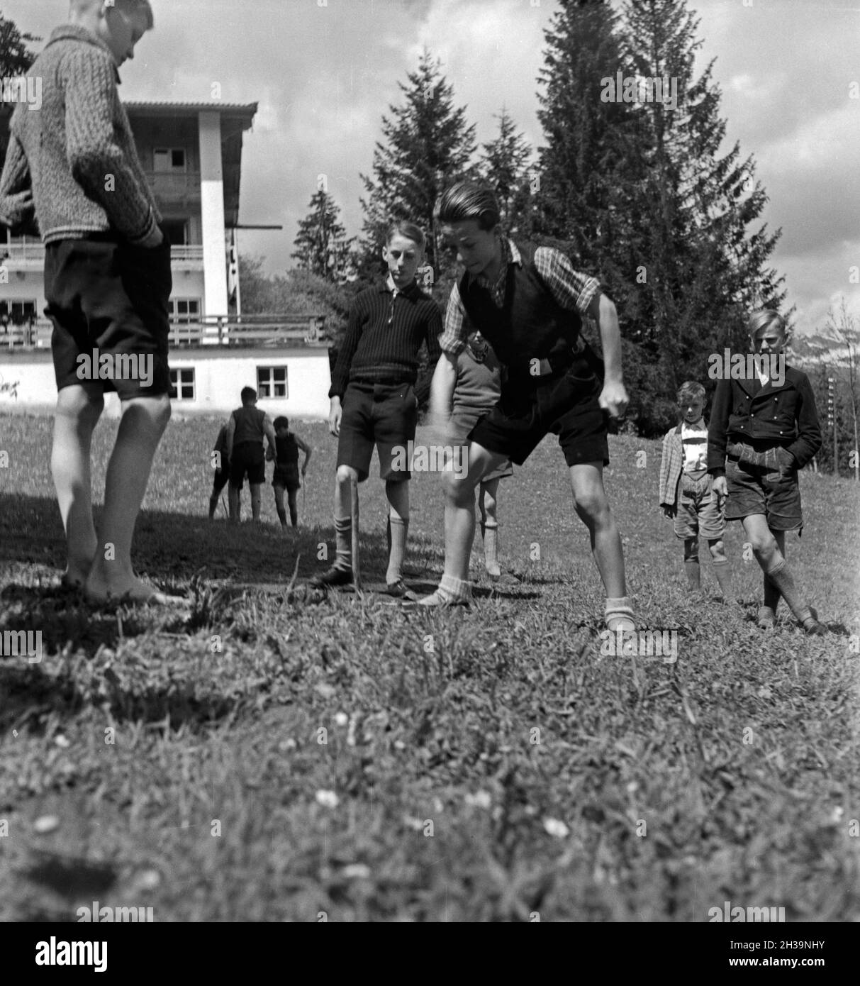 Kinder spielen im Garten der Adolf-Hitler-Jugendherberge in Berchtesgaden, Deutschland 1930er Jahre. Kinder spielen im Garten der Adolf-Hitler-Jugendherberge Berchtesgaden, Deutschland 1930. Stockfoto