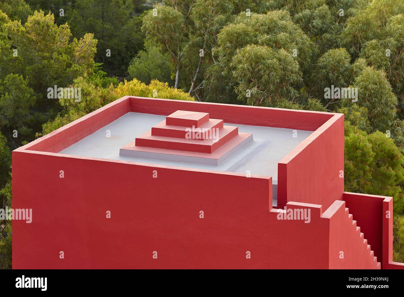 Geometrische Bauweise. Die rote Wand, La Manzanera. Calpe, Spanien Stockfoto