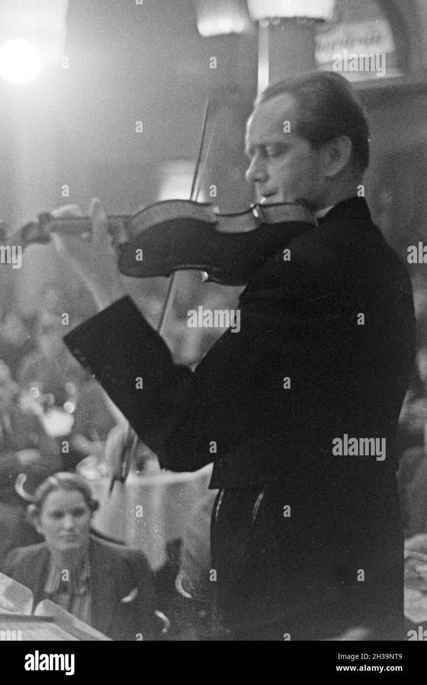 Der Violinist und Orchesterleiter Barnabas von Geczy bei einem Konzert, Deutschland 1930er Jahre. Geiger und Orchester leader Barnabas von Geczy durchführen, Deutschland 1930. Stockfoto