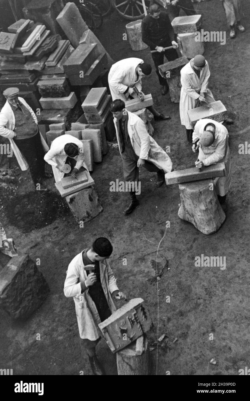 Auszubildende Einer Steinmetzschule Bei Einer Übung, Deutsches Reich 1937. Auszubildenden einer Steinmetz-Schule in einem Tutorial, Deutschland 1937. Stockfoto