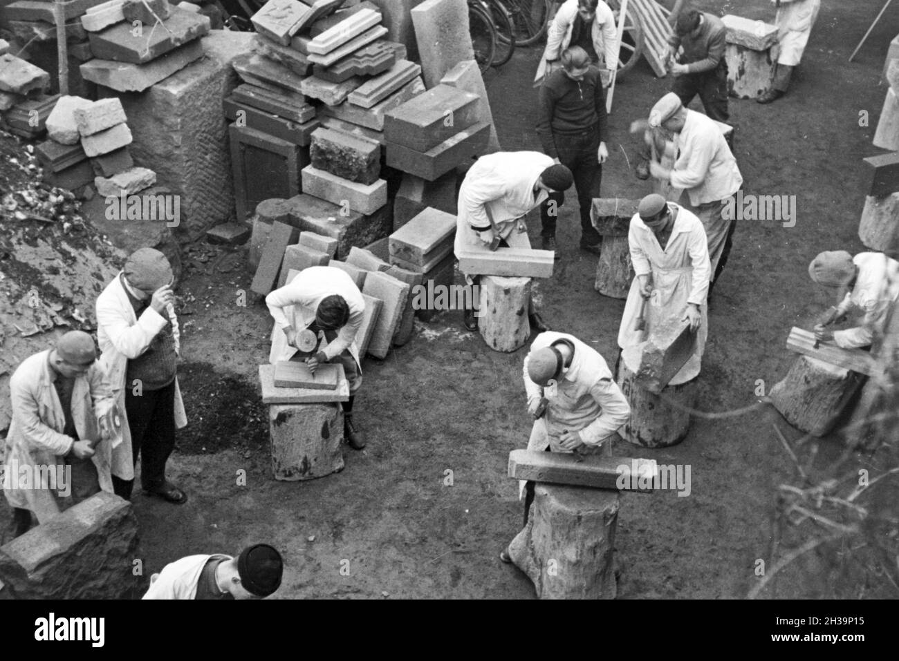 Auszubildende Einer Steinmetzschule Bei Einer Übung, Deutsches Reich 1937. Auszubildenden einer Steinmetz-Schule in einem Tutorial, Deutschland 1937. Stockfoto