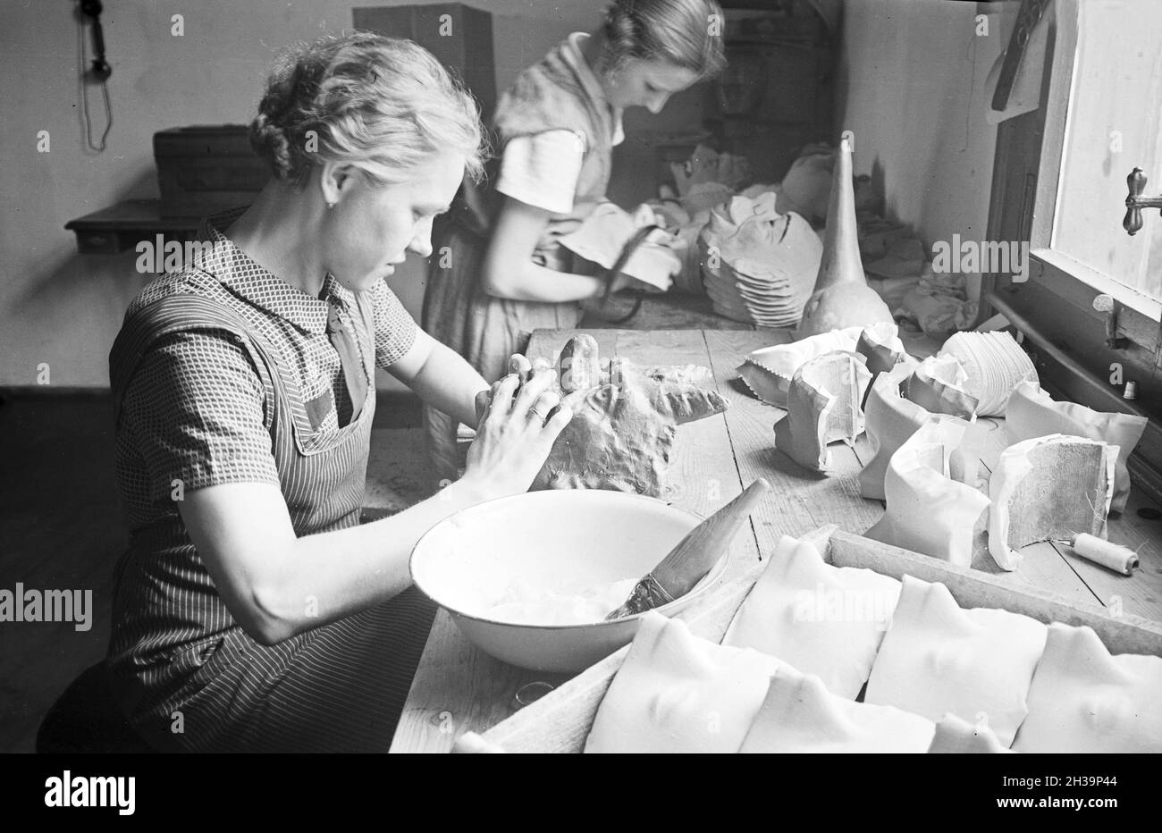 In einer Manufaktur für Masken in Sonneberg, Deutschland 1930er Jahre. In einer Fabrik, die Masken in Sonneberg, Deutschland, 1930er Jahre herstellt. Stockfoto