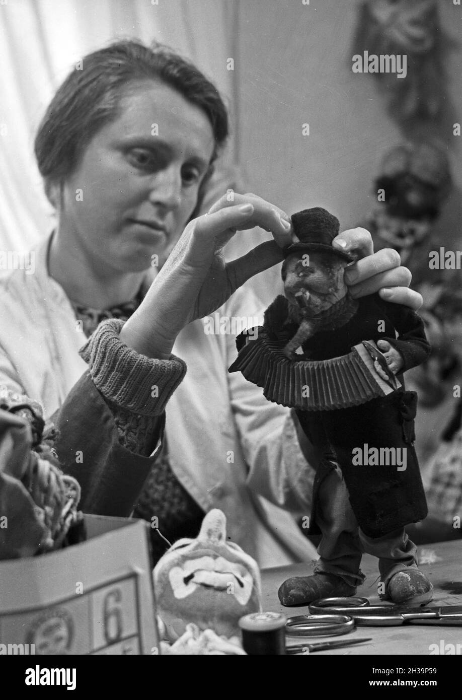 Aus Lumen werden Puppen hergestellt, die in einer Puppenstadt als Freilichtmuseum angezeigt werden, Deutschland 1930er Jahre. Puppen aus Lumpen werden in einer Open-Air-Ausstellung, Deutschland 1930er Jahre, gezeigt. Stockfoto