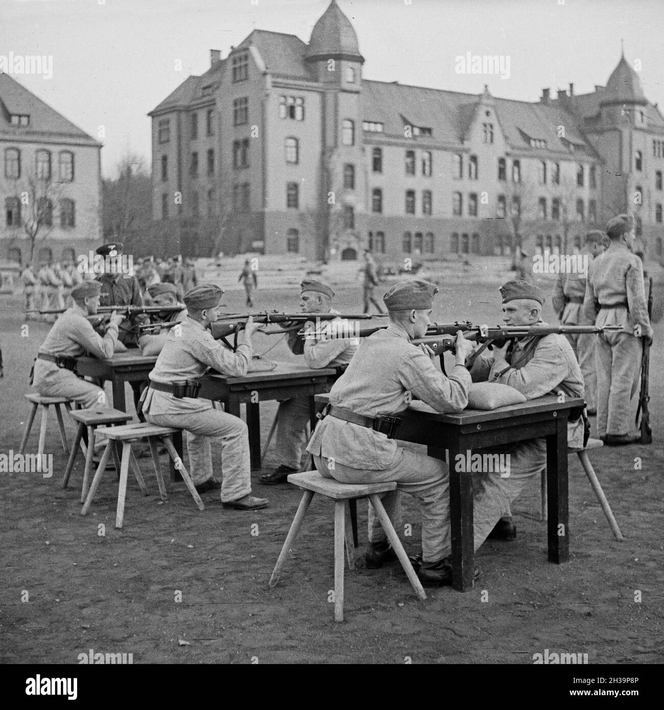 Rekruten der Wehrmacht zeigen bei einem Tag der offenen Tür in einer Kaserne ihr erlerntes Können, Deutschland 1930er Jahre. Rekruten der deutschen Wehrmacht zeigen ihre Fähigkeiten an einem öffentlichen Tag in ihren Kasernen, Deutschland 1930er Jahre. Stockfoto