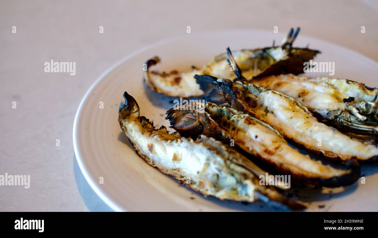 Hummer Tails Gegrillter Schmetterling auf einem Teller serviert Stockfoto