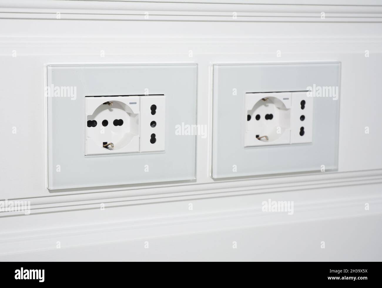 Moderne Steckdose an der weißen Wand für Fernseher. Steckdose und europäischer Strom in der neuen Wohnung. Stockfoto