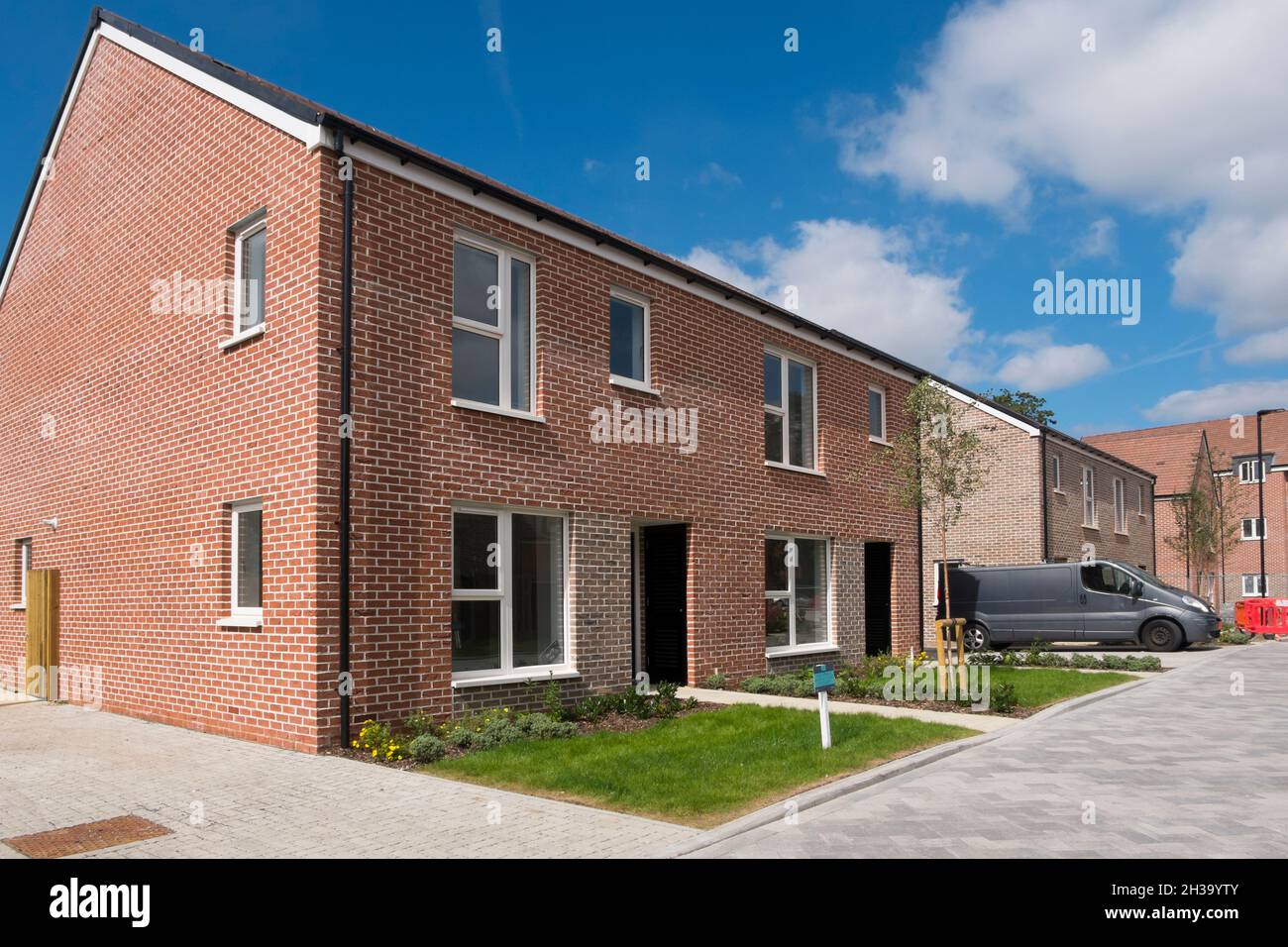 Neue Häuser in Joseph Lancaster Lane, das neue Gebäude in Nord-Chichester, West Sussex, England, Großbritannien. Stockfoto