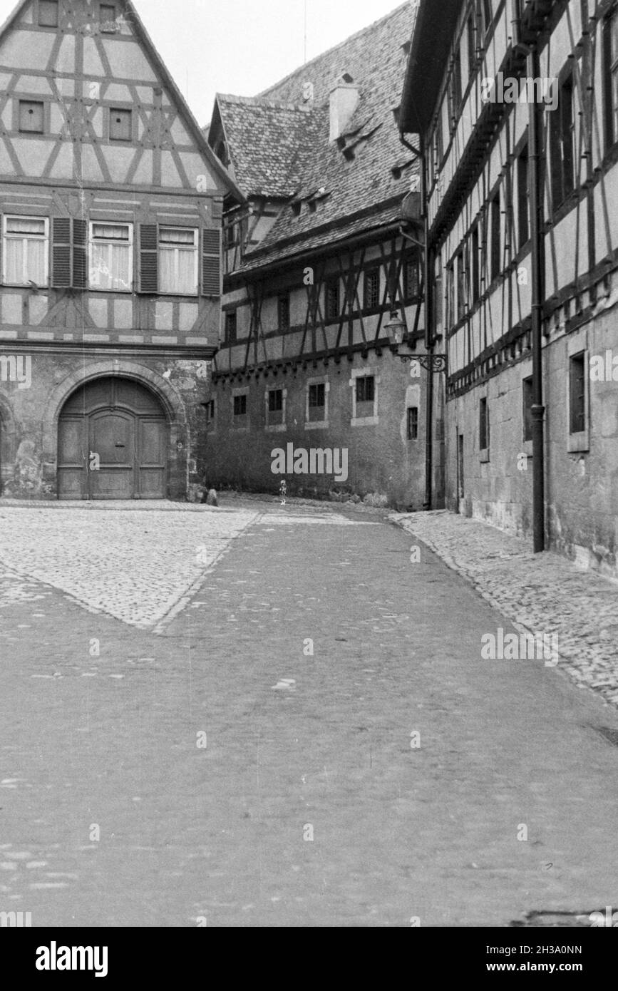 Gasse in einer Kleinstadt in Franken, Deutschland 1930er Jahre. Lane in einer Stadt in Franken, Deutschland 1930. Stockfoto