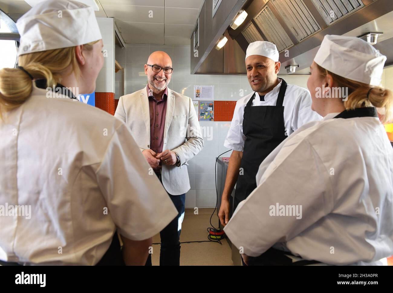 NUR FÜR REDAKTIONELLE VERWENDUNG Cain Savazzi, Food and Beverage Operations Director von Haven??, unterstützt die Trainee Chefs bei der Eröffnung der Haven Chef Academy auf der Beckett???s Farm in Birmingham. Ausgabedatum: Mittwoch, 27. Oktober 2021. Stockfoto