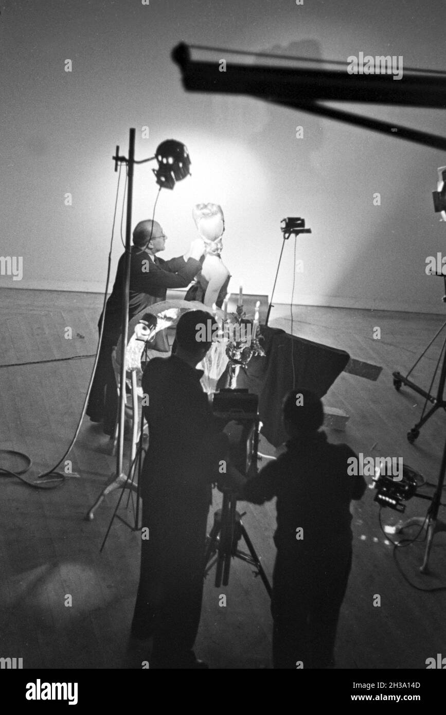 Anordnung und Ausleuchtung des Stillebens in einem Fotostudio, Deutschland 1930er Jahre. Die Organisation und die Beleuchtung einer Frau in einem noch Leben bei einem Photo Studio, Deutschland 1930. Stockfoto