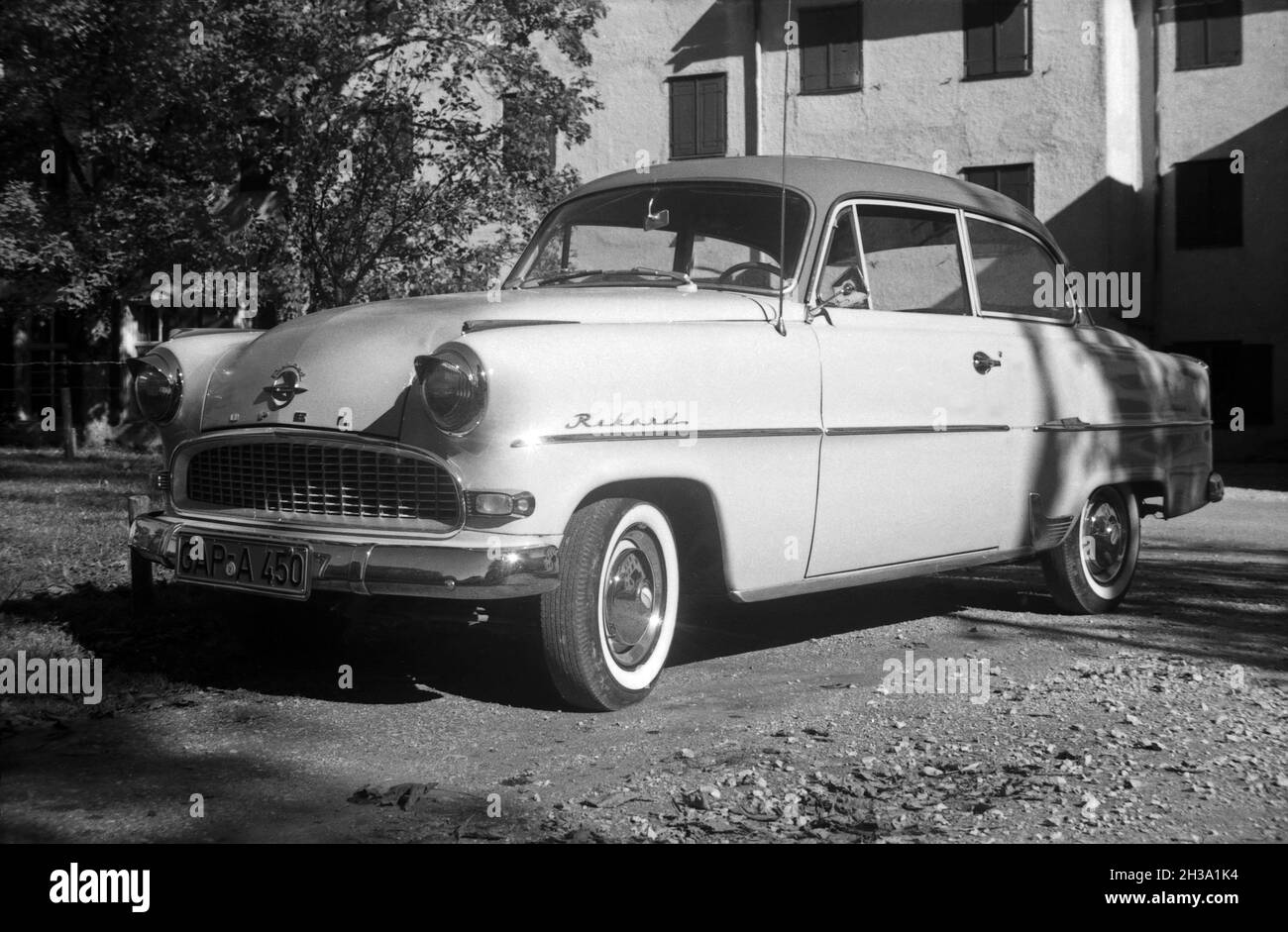 Ein Opel Rekord parkt, Deutschland 1950er Jahre. Ein Opel Typ Rekord Parkplatz, Deutschland 1950er Jahre. Stockfoto