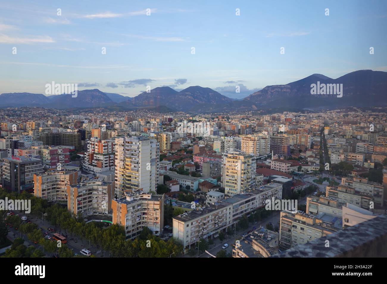 Luftaufnahme von Tirana, der Hauptstadt Albaniens mit Bergen im Hintergrund Stockfoto