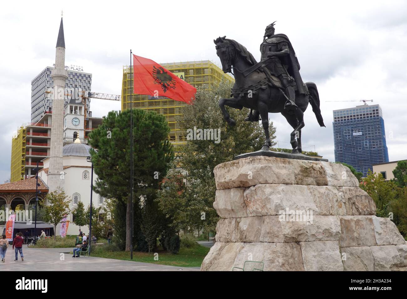 Osmanischer Uhrenturm und et'hem Bey Moschee, Hauptplatz, Tirana, Albanien, Balkan, osteuropa Stockfoto