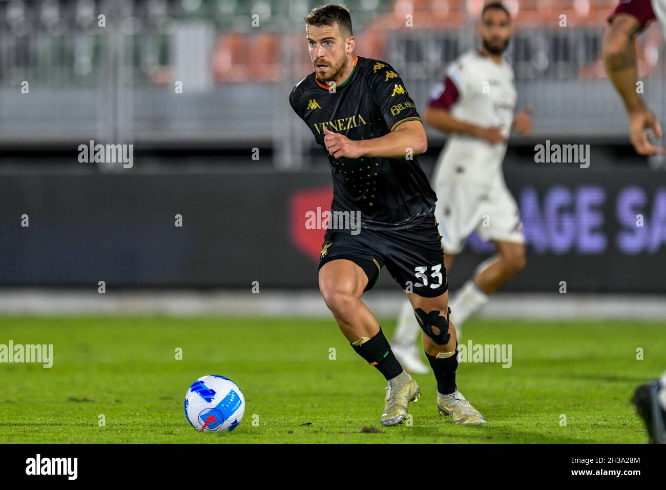 Venedig, Italien. Oktober 2021. Domen Crnigoj (Venezia FC) während des FC Venezia gegen US Salernitana, Italienische Fußballserie Ein Spiel in Venedig, Italien, Oktober 26 2021 Quelle: Independent Photo Agency/Alamy Live News Stockfoto