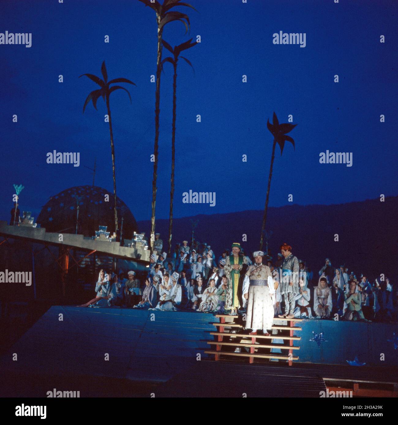 Szene aus der Operette 'Tausendundeine Nacht' von Johann Strauss (Sohn) auf der Seebühne in Bregenz, Österreich 1950er Jahre. Szene aus der Operette 'One Thousand One Nights' von Johann Strauss dem Jüngeren auf der schwimmenden Bühne in Bregenz, Österreich der 1950er Jahre. Stockfoto