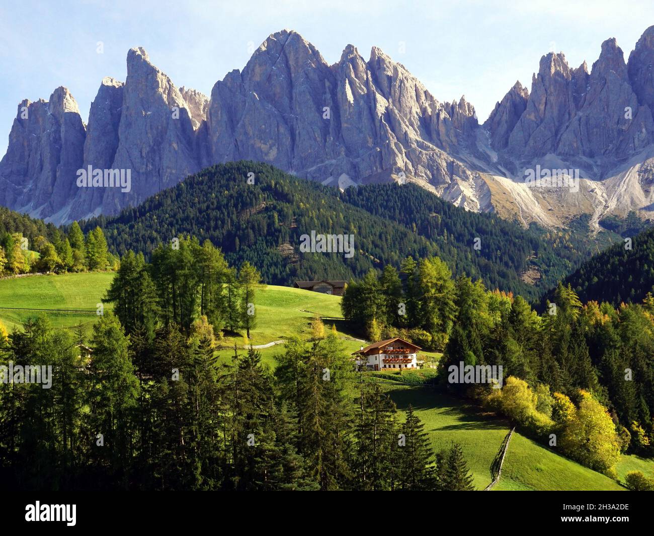 Schöne Aussicht auf idyllische Berglandschaft in den Dolomiten, das Dorf Santa Maddalena und das Geislergebirge. Südtirol, Italien Stockfoto