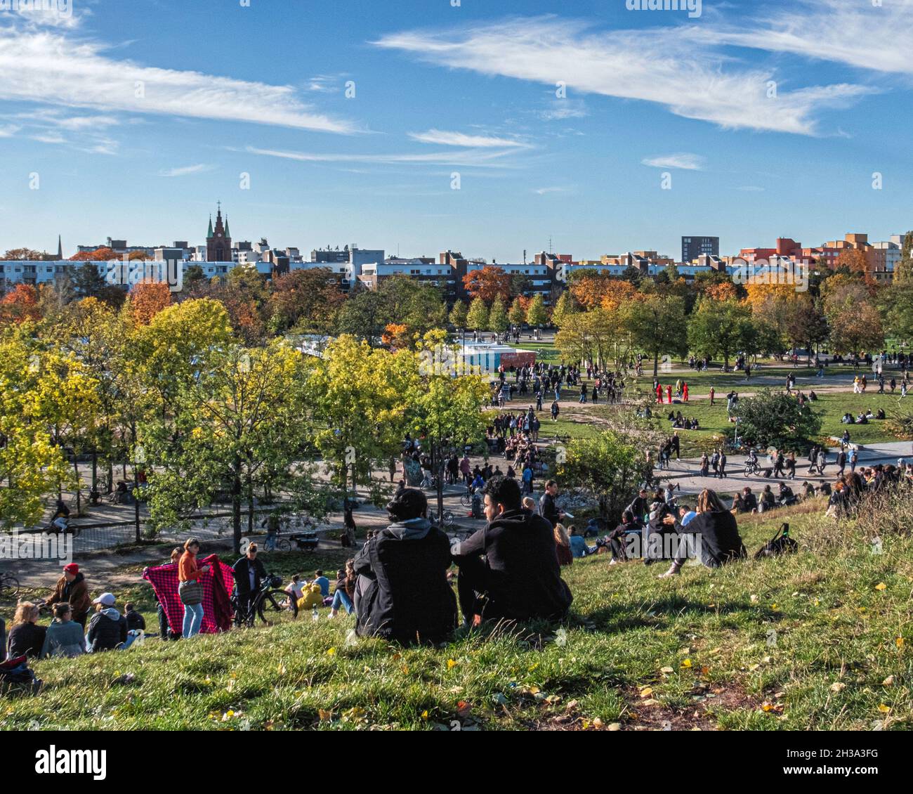 Die Menschen genießen die Sonne im Mauer Park an einem warmen Herbsttag, Mauerpark, Prenzlauer Berg, Berlin Stockfoto