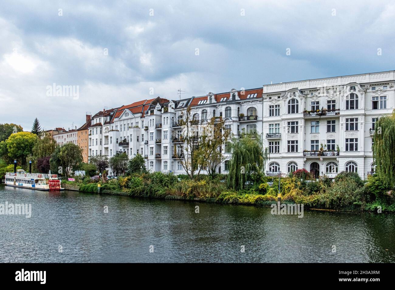 Historische alte Wohnhäuser an der Spree, Holsteiner Ufer, Hansaviertel-Berlin, Deutschland Stockfoto