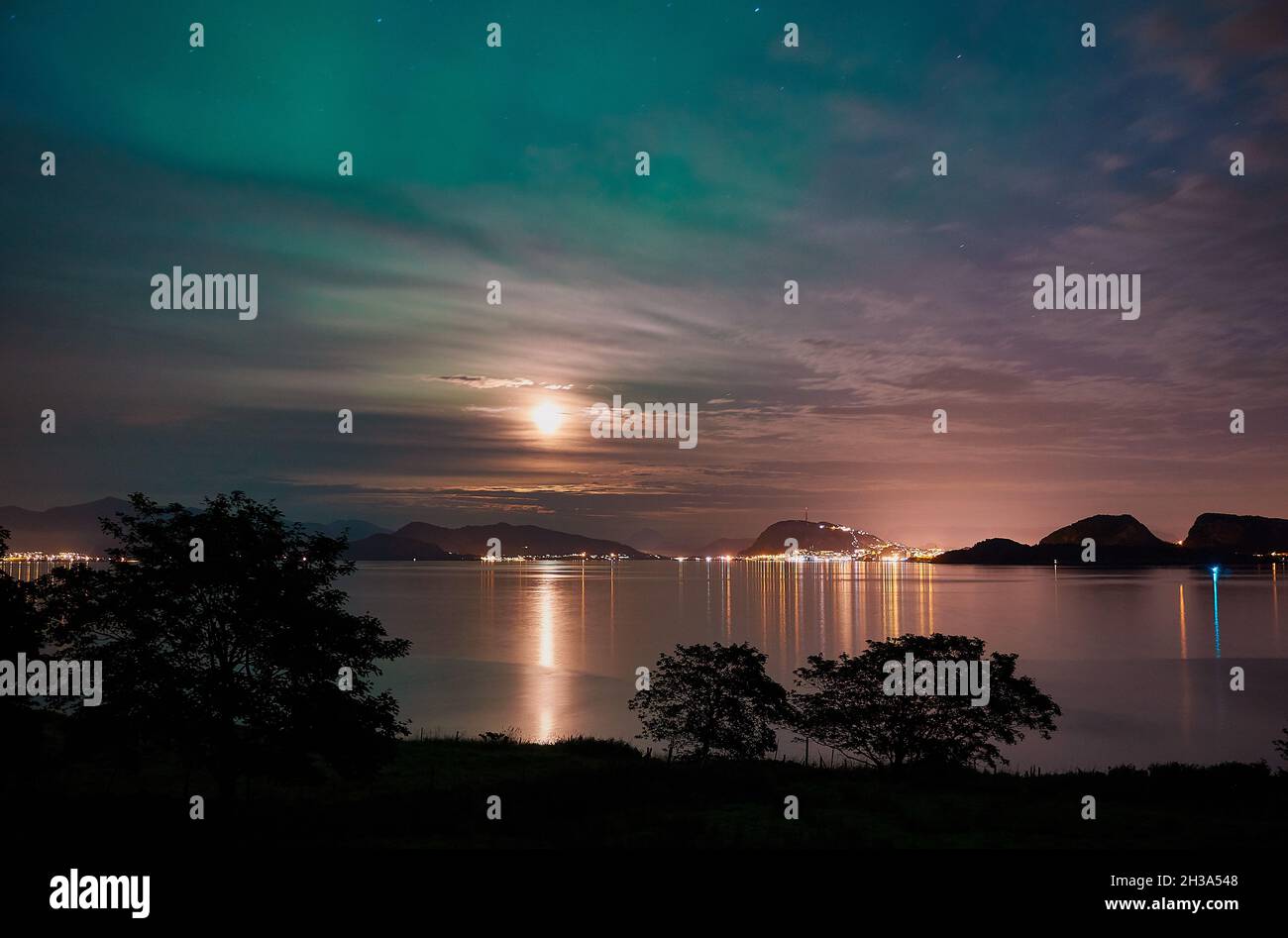 Ålesund mit seltenen Sommerlichtern, Godøy, Norwegen Stockfoto