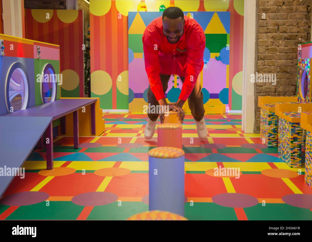 London, Großbritannien. Oktober 2021. The LEGO Group ‘Waschsalon der Träume', eine Installation der Künstlerin Yinka Ilori, die feiert, wie Kinder die Kraft des Spiels nutzen, um die Welt um sie herum wieder aufzubauen. Die Installation stellt einen Gemeinschaftswaschraum als lebendigen Spielbereich mit LEGO-Steinen in Lloris unverkennbarer, farbenfroher Art neu vor. Mit Llori, die ihre Ideen zum Leben erweckt und die ungezügelte Phantasie der Kinder widerspiegelt. Geöffnet vom 28. Oktober bis 6. November, Teilnahme kostenlos. Quelle: Paul Quezada-Neiman/Alamy Live News Stockfoto