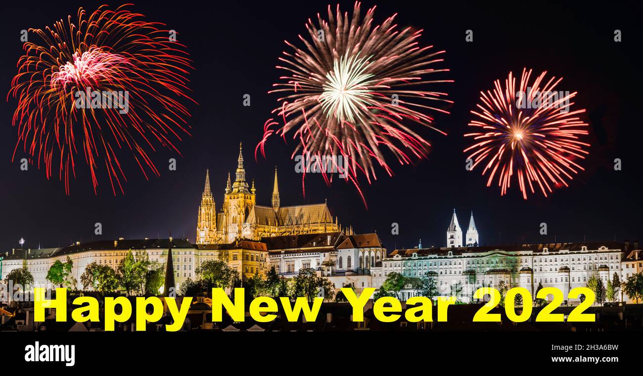 Das Feuerwerk während der Silvesternacht 2022 in Prag, Tschechische Republik Stockfoto