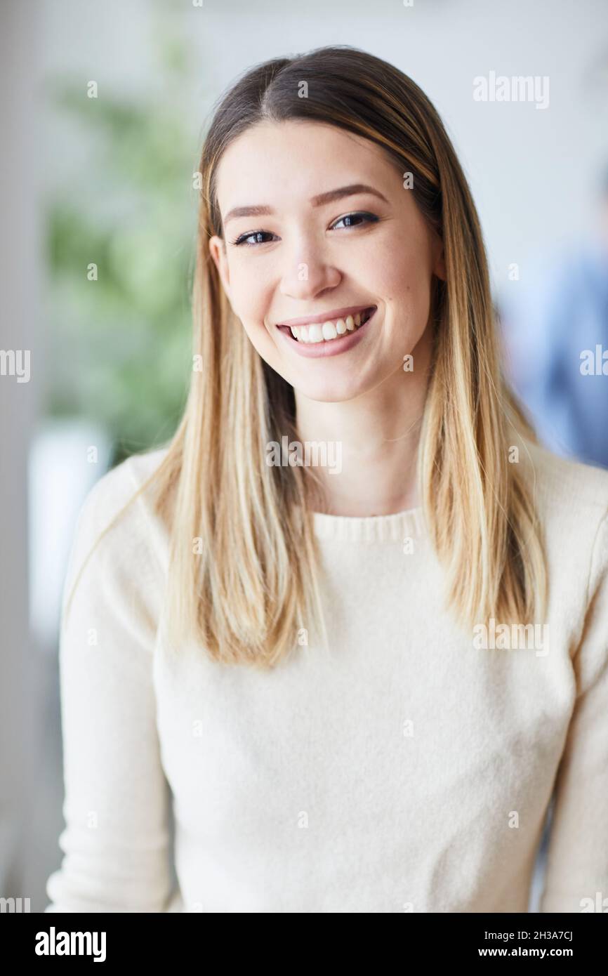 Junge Frau Mädchen Porträt lächelnd schöne weibliche glücklich Schönheit attraktiv Stockfoto